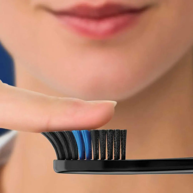 Escova de Dente Oral B Indicator Black Sensitive com Carvão 2 unidades